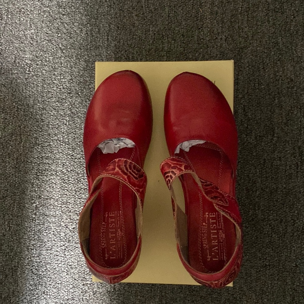 Clogs; Women’s size 8 1/2; Red; L’ARTISTE